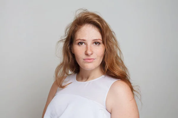 Perfektní Ženský Model Zrzavými Vlnitými Vlasy Make Při Pohledu Kameru — Stock fotografie
