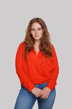 Beyaz gömlek giyen sevimli model kadın.