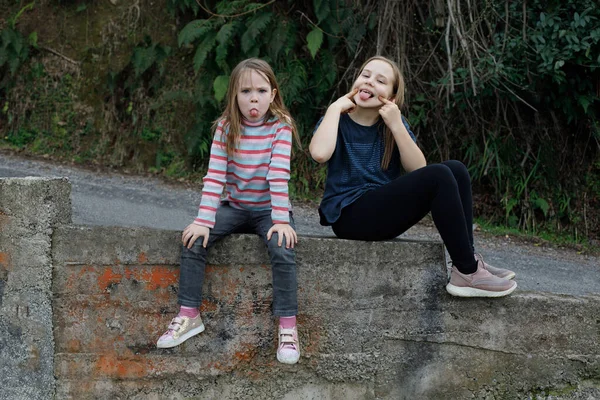 Μικρά Κοριτσάκια Γκρινιάζουν Κάνουν Πορτραίτο — Φωτογραφία Αρχείου