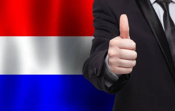 Koncepcja Holenderska Biznesmen Pokazując Kciuk Górę Tle Flagi Holandii — Zdjęcie stockowe