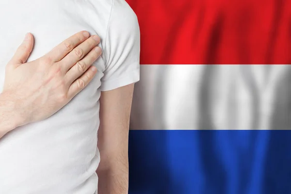 Persona Olandese Con Mano Sul Cuore Sullo Sfondo Della Bandiera — Foto Stock
