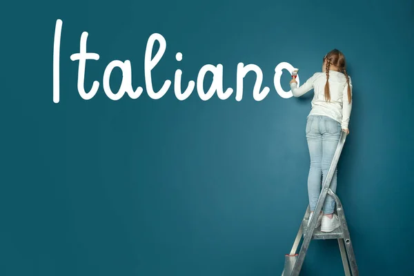 Niña Estudiante Pie Escalera Escribir Idioma Italiano Pizarra Azul — Foto de Stock
