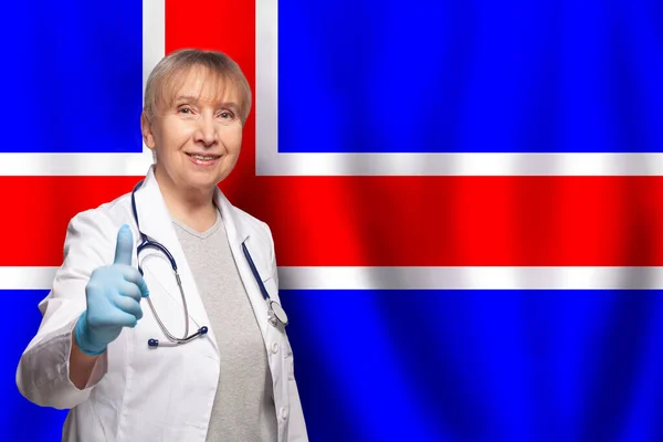 アイスランドの笑顔成熟した医師の女性はアイスランドの背景のフラグに聴診器を保持 — ストック写真