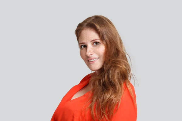 Fashion Schoonheid Portret Van Schattige Roodharige Vrouw Rood Shirt Witte — Stockfoto
