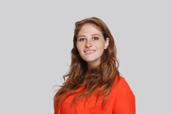 Succesvolle Vrouw Rood Shirt Glimlachend Witte Achtergrond — Stockfoto