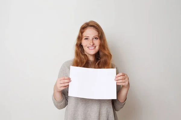 Joyeuse Femme Avec Bannière Tableau Blanc Vide Sur Fond Mur — Photo
