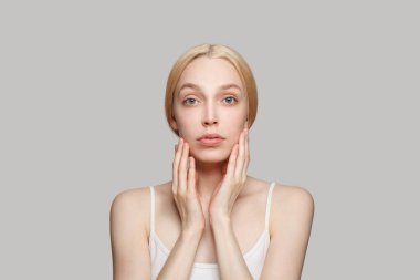 Çekici genç bir bayan model. Taze ve sağlıklı ciltli hoş bir kadın. Yüz bakımı, cilt bakımı ve kozmetik konsepti