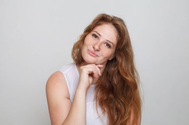 Neşeli mükemmel kadın kameraya bakıyor, moda güzelliği portresi