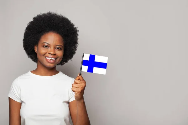 フィンランドの国旗を掲げるフィンランド人女性 ビジネス 市民権 愛国心の概念 — ストック写真