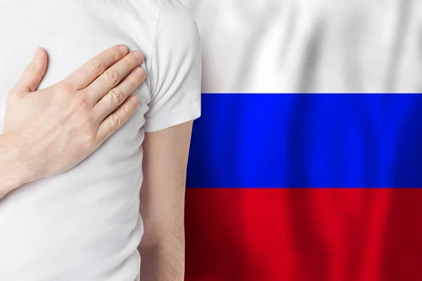 Persona Rusa Con Mano Corazón Fondo Bandera Rusia Patriotismo País — Foto de Stock