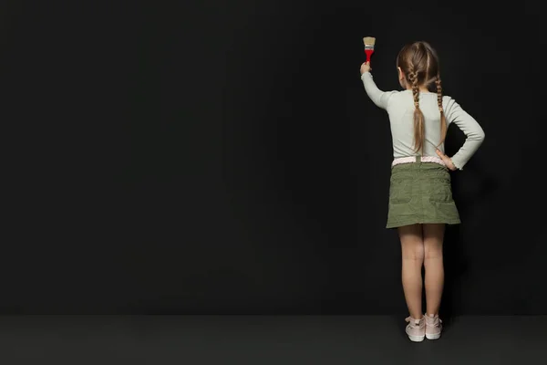 Děvčátko Stojí Zády Maluje Školní Tabuli Zpět Školy Vzdělávání Student — Stock fotografie