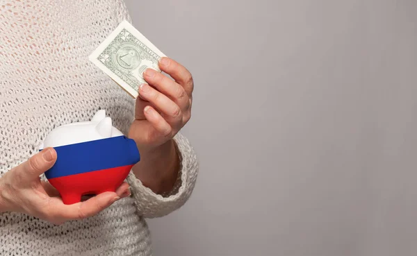 Bandera Rusia Banco Dinero Manos Mujeres Rusas Dotaciones Fondo Pensiones — Foto de Stock