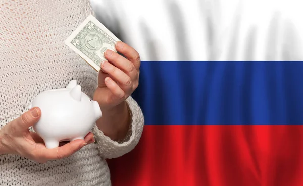 Mujer Rusa Con Banco Dinero Fondo Bandera Rusia Dotaciones Fondo — Foto de Stock