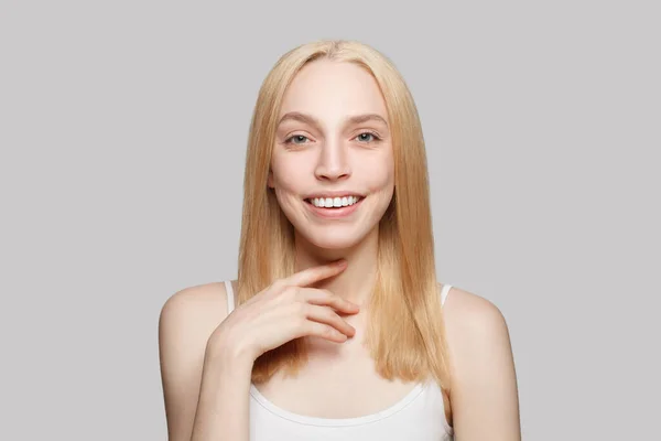 Weibliches Modelgesicht Schöne Blonde Frau Schaut Die Kamera — Stockfoto