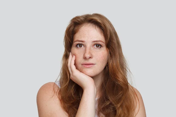 Söt Rödhårig Kvinna Porträtt Vackert Kvinnligt Ansikte — Stockfoto