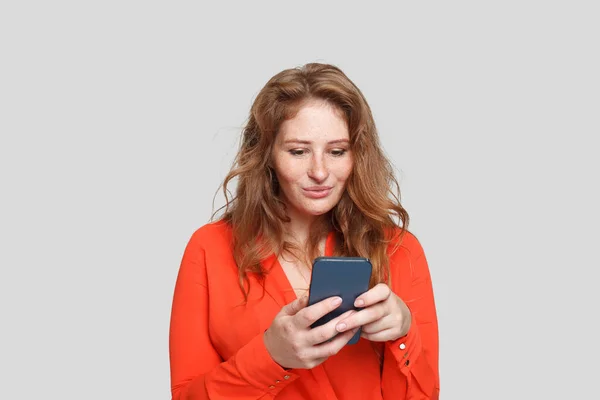 Linda Mujer Con Teléfono Pelirroja Femenina Usando Smartphone — Foto de Stock