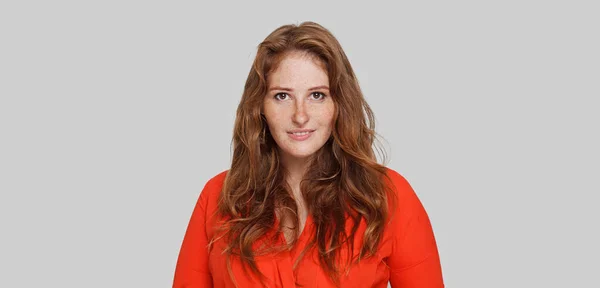 Porträtt Trevlig Kvinna Med Långt Rött Hår Och Makeup Vitt — Stockfoto