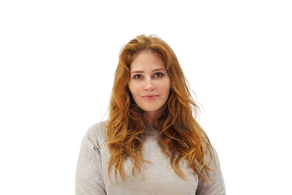 Vakkert Rødhåret Modellkvinne Med Langt Bølgete Hår Portrett – stockfoto