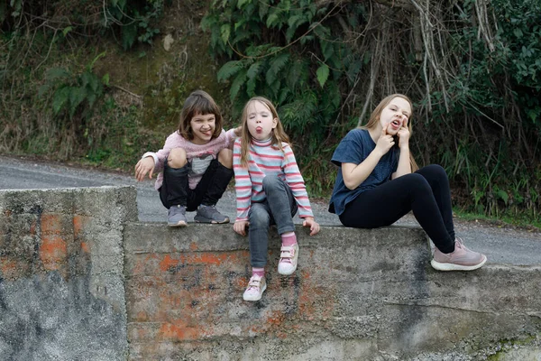 Γκριμασιάρικα Παιδιά Εξωτερική Πορτρέτο Τριών Χαριτωμένων Νεαρών Κοριτσιών — Φωτογραφία Αρχείου