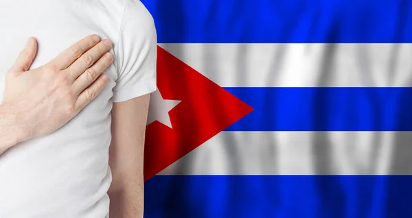 Persona Cubana Con Mano Corazón Fondo Bandera Cuba Patriotismo País —  Fotos de Stock
