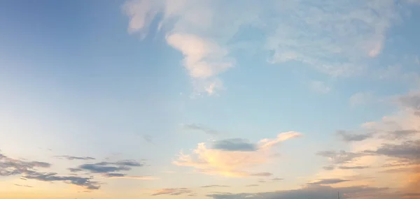 Cielo Panorámico Atardecer Con Nubes Por Noche — Foto de Stock