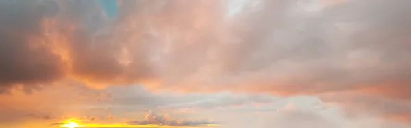 Brigth Cielo Rojo Dorado Atardecer Con Nubes Crepúsculo Amarillo Cielo — Foto de Stock