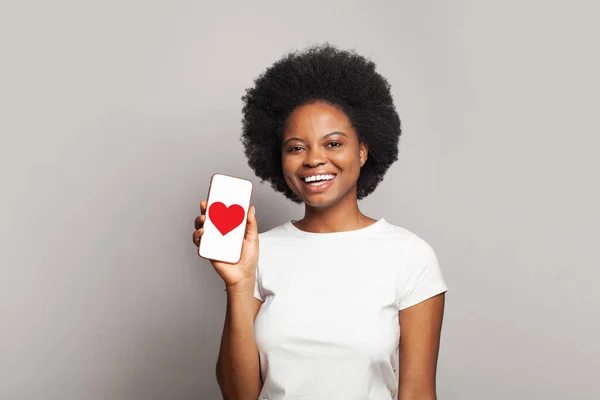 Glückliche Frau Zeigt Modernes Smartphone Mit Rotem Herz — Stockfoto