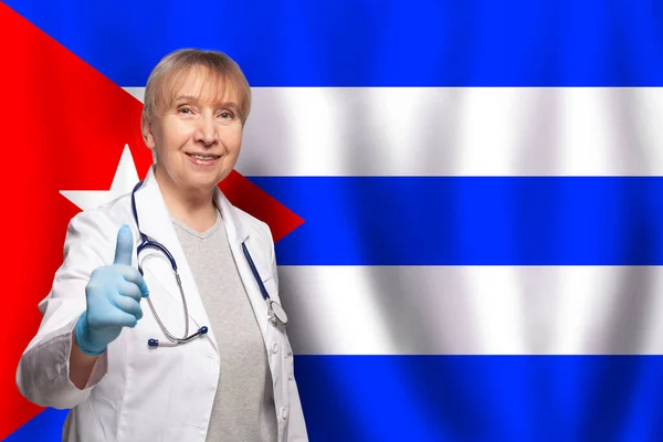 Kubánský Usmívající Zralý Lékař Žena Držící Stetoskop Vlajce Kubě Pozadí — Stock fotografie