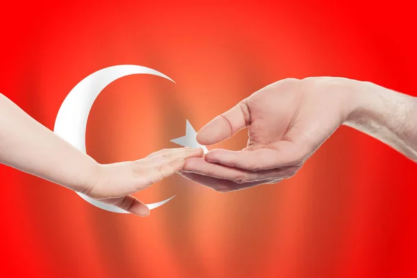 トルコの国旗の背景にあるトルコの赤ちゃんと親の手ヘルプ サポート 慈善の概念 — ストック写真