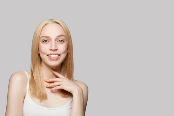 Glückliche Blonde Frau Mit Gesunder Frischer Haut Gesichtsbehandlung Hautpflege Und — Stockfoto