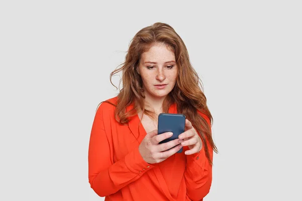 Mujer Atractiva Usando Aplicación Teléfono Inteligente Sobre Fondo Blanco — Foto de Stock