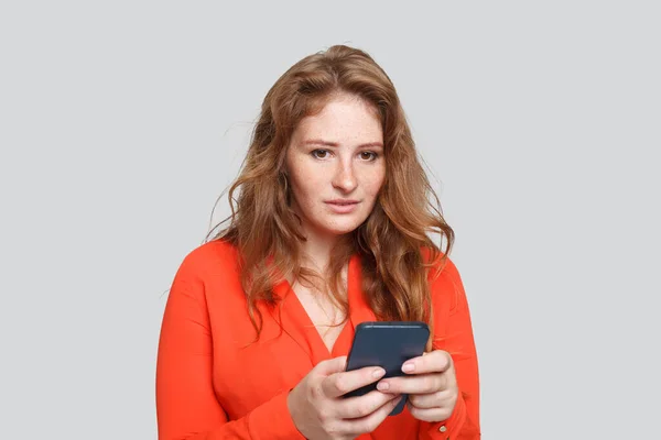 Attraktive Frau Mit App Auf Ihrem Smartphone Auf Weißem Hintergrund — Stockfoto