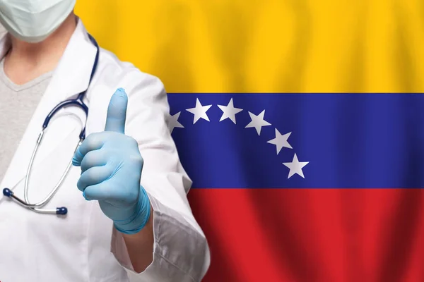 Рука Венесуэльского Врача Показывает Большой Палец Вверх Положительным Жестом Фоне — стоковое фото