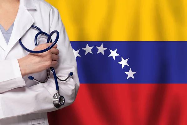 ベネズエラの医療と医療のコンセプト ベネズエラの背景の旗に対してドクターを閉じる — ストック写真