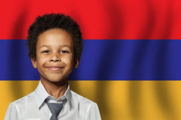 亚美尼亚籍男孩 悬挂亚美尼亚国旗 教育和儿童概念 — 图库照片