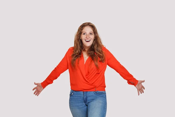 Ενθουσιασμένη Γυναίκα Θετική Έκφραση Του Προσώπου Στέκεται Λευκό Φόντο Στούντιο — Φωτογραφία Αρχείου