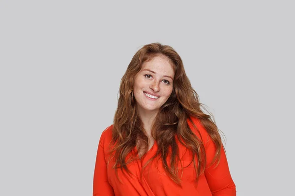 Χαριτωμένο Μοντέλο Γυναίκα Κόκκινο Μεταξένια Μπλούζα Χαμογελώντας Λευκό Φόντο Στούντιο — Φωτογραφία Αρχείου