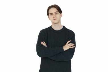 Çapraz kollu, beyaz tenli ciddi bir adam.