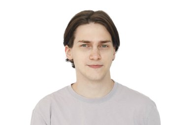 Erkek yüzü. Beyaz kameraya bakan yakışıklı bir genç.