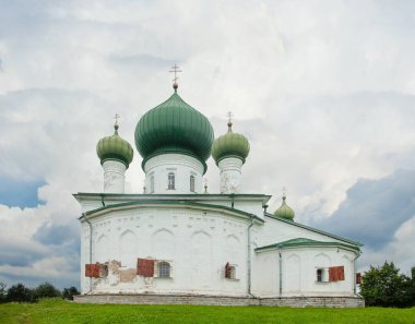 Eski Ladoga, Rusya 'da yeşil kubbeli beyaz bir kilise. Eski Doğu Ortodoks Kilisesi
