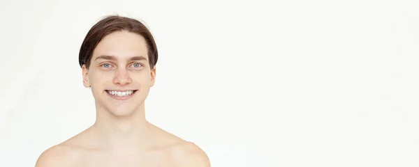 Yakından Erkek Portresi Beyaz Arka Planda Sevimli Gülümseyen Genç Yetişkin — Stok fotoğraf