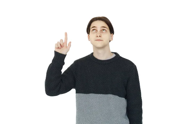 白い背景を指摘する黒いセーターの賢い若い男 — ストック写真