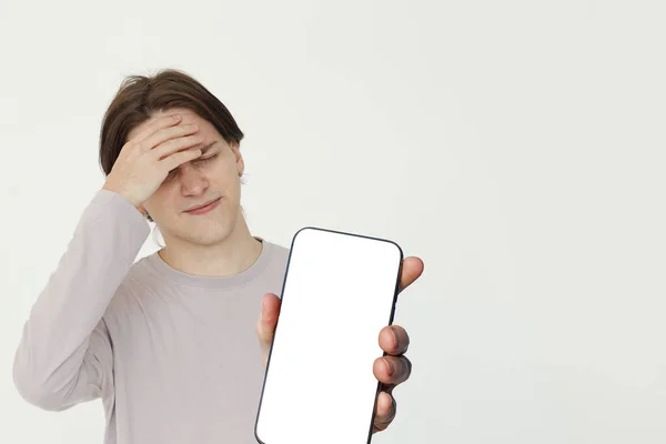 Verwirrter Junger Erwachsener Mann Zeigt Leeres Handy Mit Leerem Weißen — Stockfoto