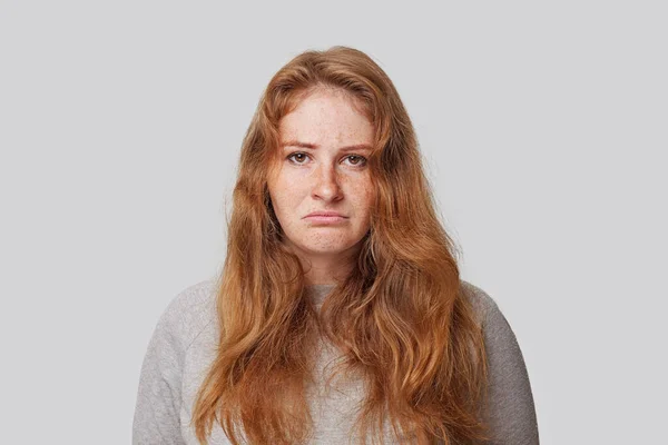 Porträtt Mogen Ledsen Kvinna Vit Bakgrund Depression Stress Eller Diet — Stockfoto