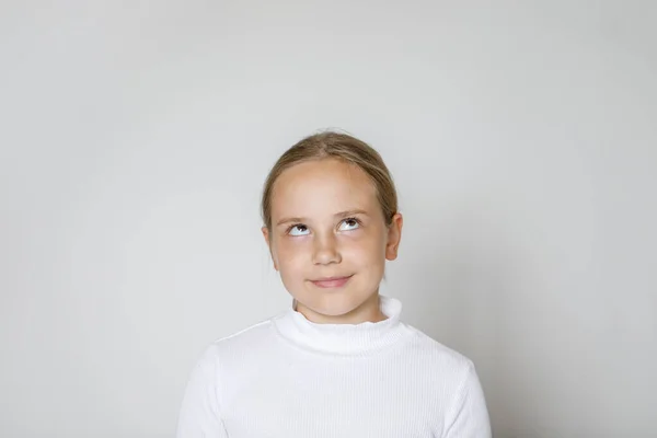 Güzel Bir Genç Kız Beyaz Stüdyo Duvarına Bakıyor — Stok fotoğraf