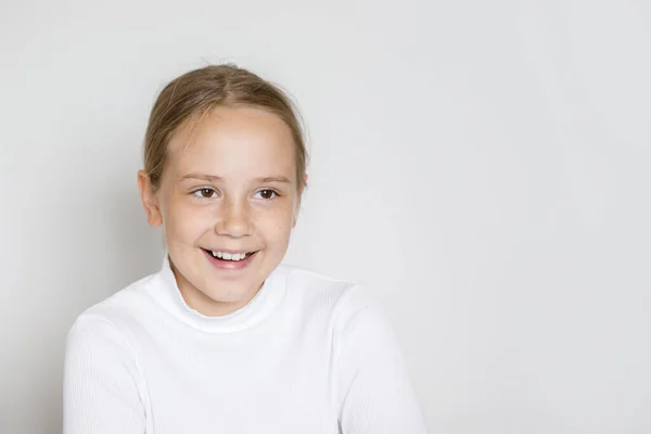 Портрет Щасливої Молодої Дівчини Яка Сміється Білому Фоні Стіни Студії — стокове фото