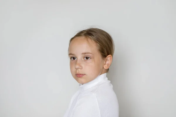 Schattig Serieus Kinderportret Jong Meisje Poseren Tegen Wit Studio Muur — Stockfoto