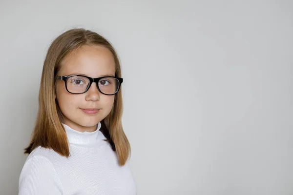 Beyaz Stüdyo Duvarında Gözlüklü Genç Kızın Portresi — Stok fotoğraf