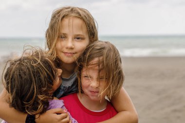 Dışarıda sevimli çocuklar var. Mutlu genç kız çocuk portresi. Mutlu çocukluk, tatil ve tatiller