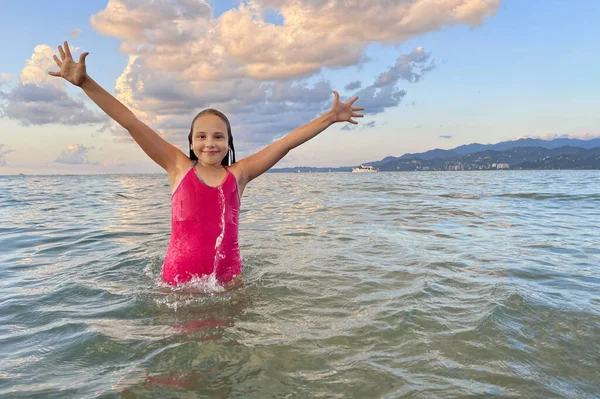Счастливая Девочка Играет Море Ребенок Веселится Улице Летние Каникулы Здоровый — стоковое фото